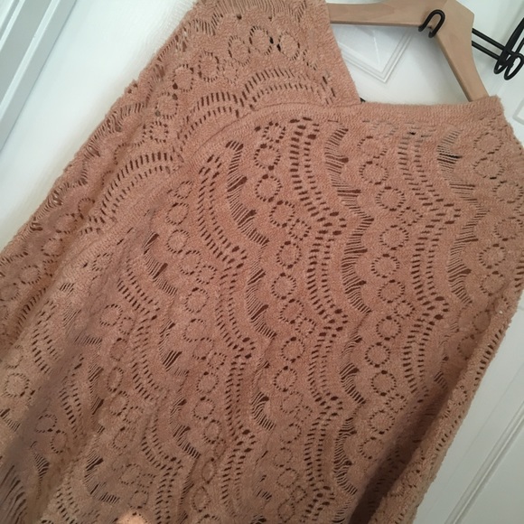 🛍 Cozy Pink Poncho - Picture 2 of 4